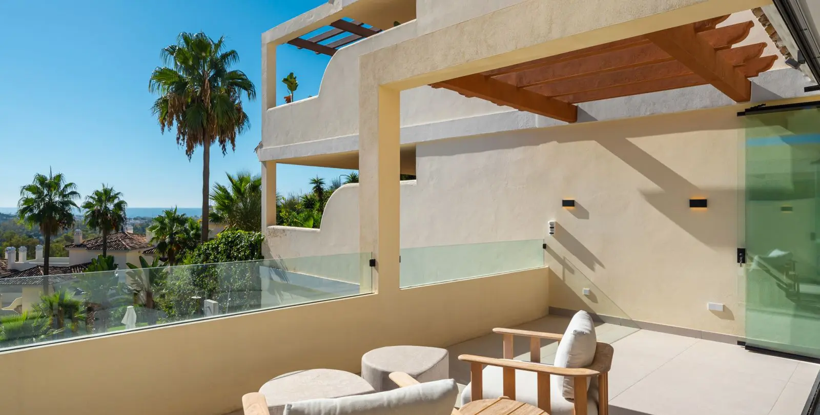 Venta de apartamento en planta media en Nueva Andalucía 21