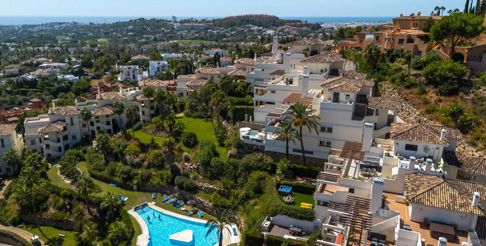 Venta de apartamento en planta media en Nueva Andalucía 28