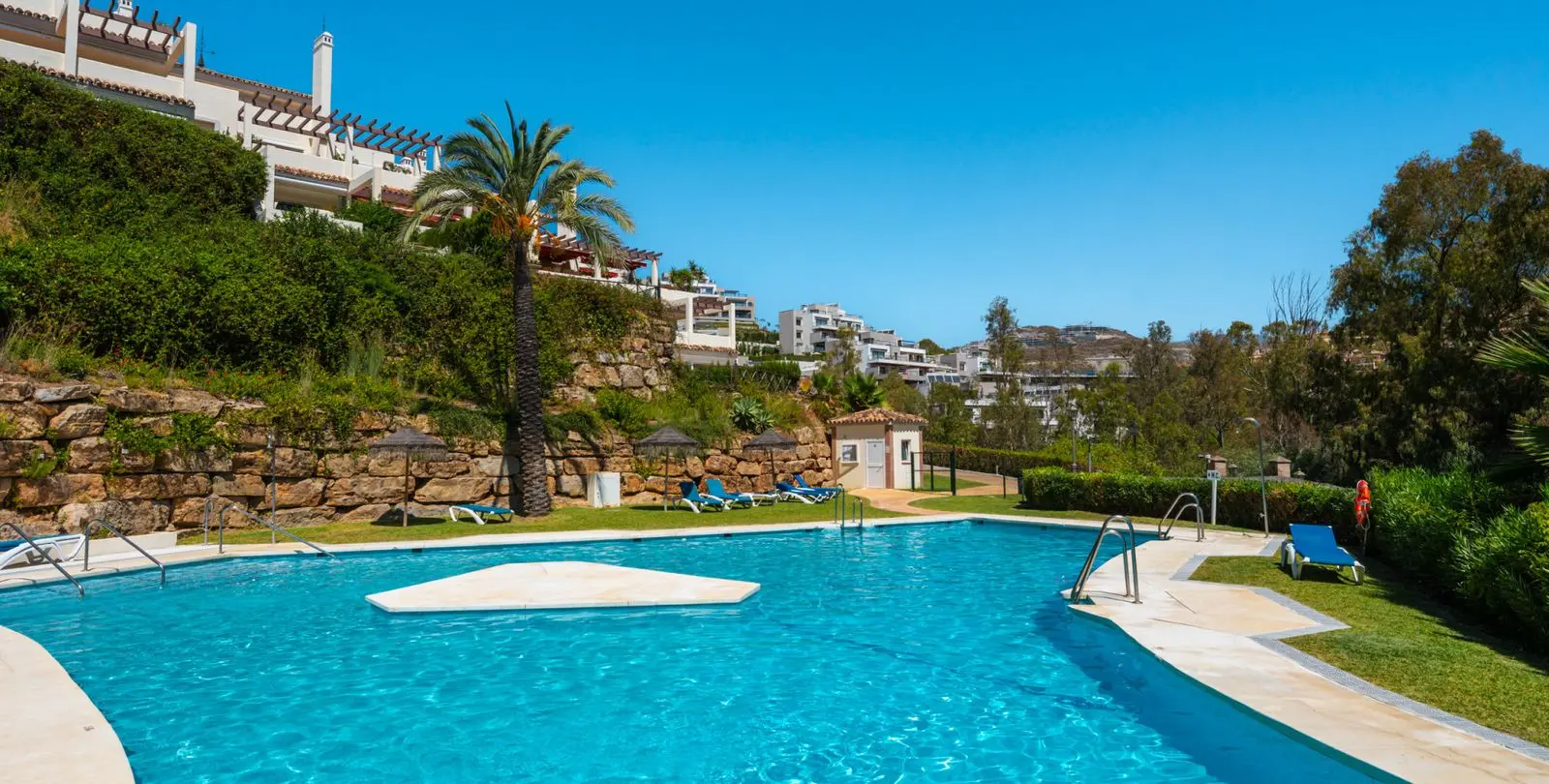 Venta de apartamento en planta media en Nueva Andalucía 29