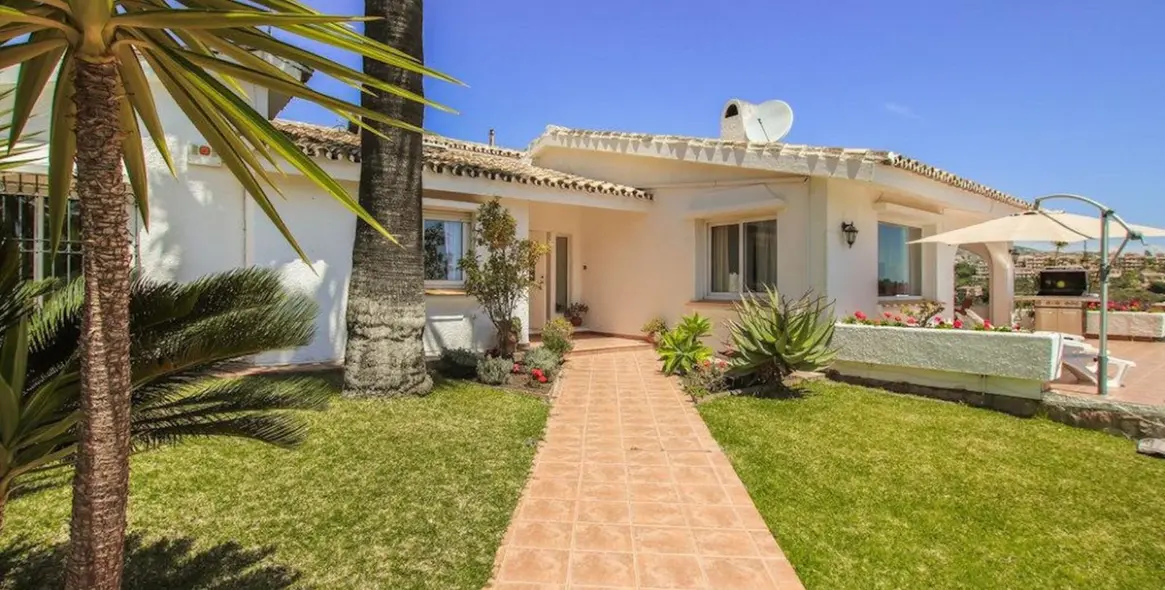 Sale of detached villa in Torremuelle 12