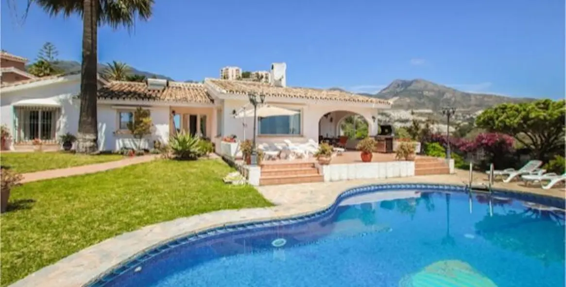 Sale of detached villa in Torremuelle 13