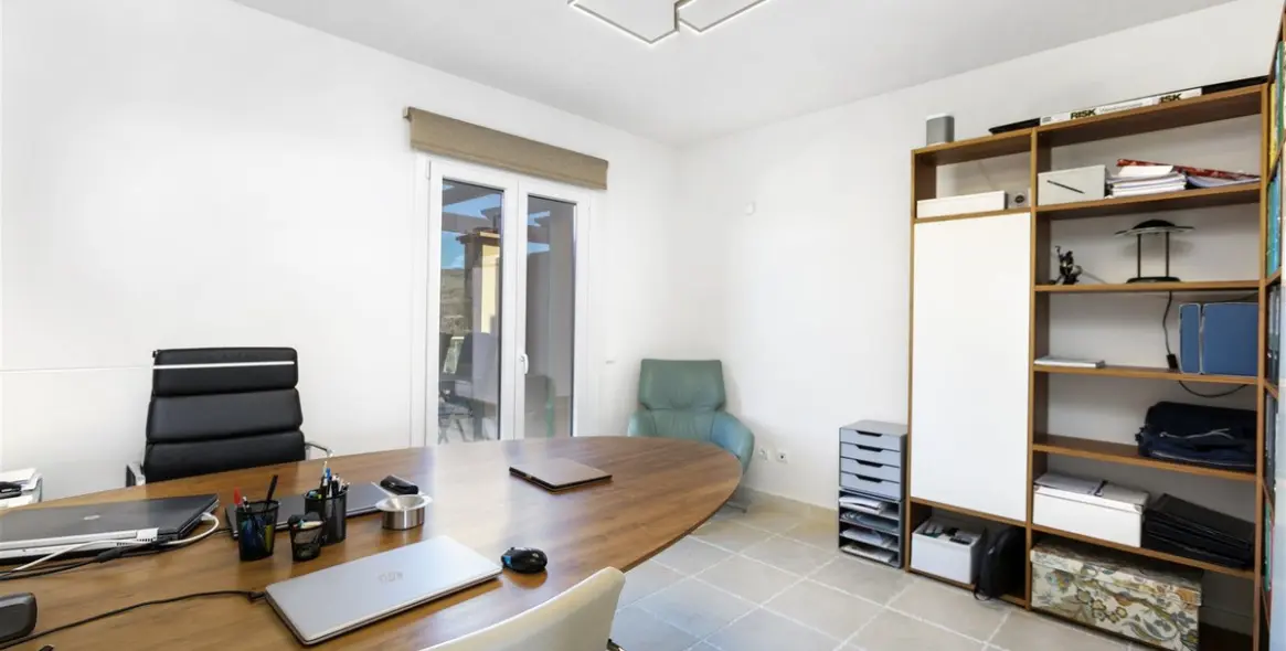 Продажа двухуровневого пентхауса в Los Flamingos 15