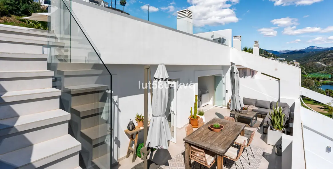 Sale of penthouse in La Quinta 10