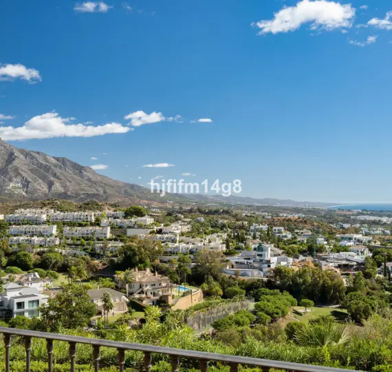 Sale of ground floor apartment in Benahavís