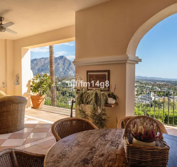 Sale of ground floor apartment in Benahavís