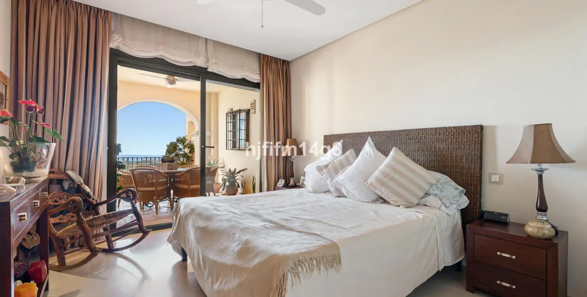 Sale of ground floor apartment in Benahavís 10