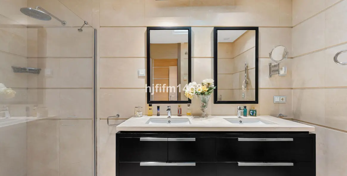 Sale of ground floor apartment in Benahavís 11