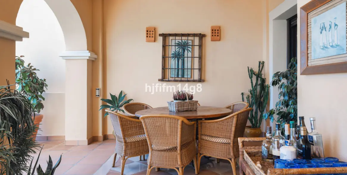 Sale of ground floor apartment in Benahavís 15