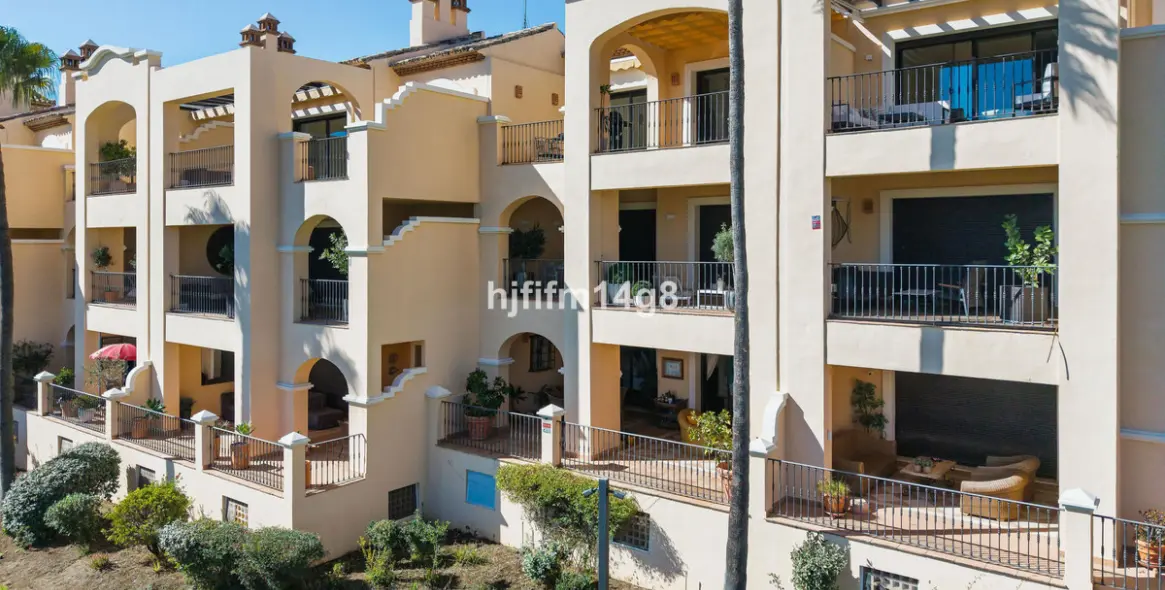 Sale of ground floor apartment in Benahavís 18