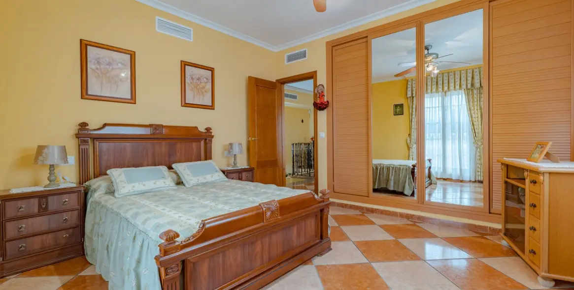 Sale of detached villa in Alhaurín el Grande 28