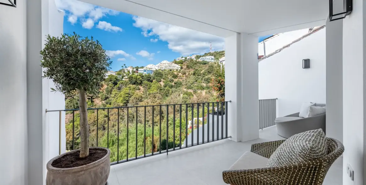 Sale of townhouse in Altos de los Monteros 16