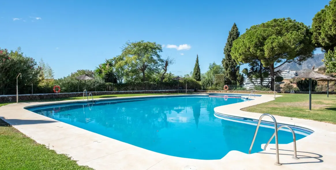 Sale of townhouse in Altos de los Monteros 23