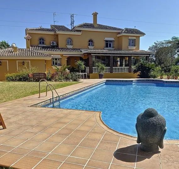 Продажа  отдельно стоящей виллы в Rincón de la Victoria