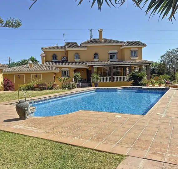 Продажа  отдельно стоящей виллы в Rincón de la Victoria