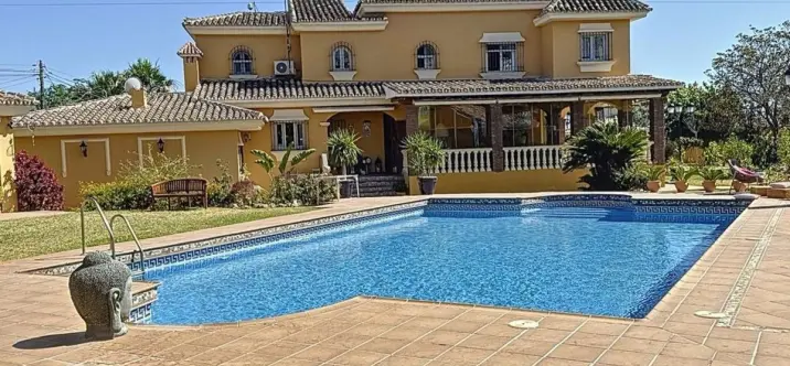 Продажа  отдельно стоящей виллы в Rincón de la Victoria 1