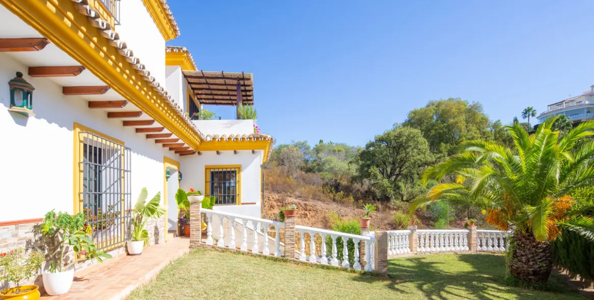 Продажа  отдельно стоящей виллы в Elviria 4