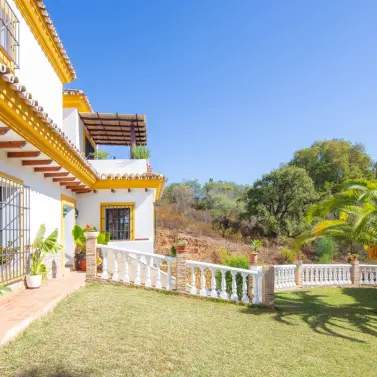 Продажа  отдельно стоящей виллы в Elviria