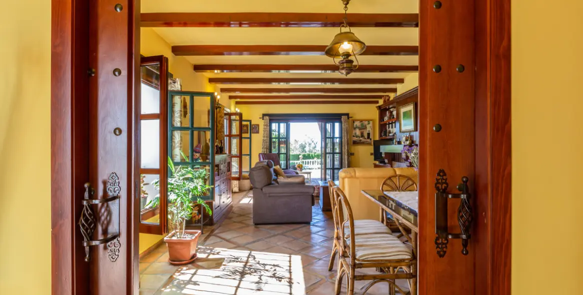 Продажа  отдельно стоящей виллы в Elviria 6