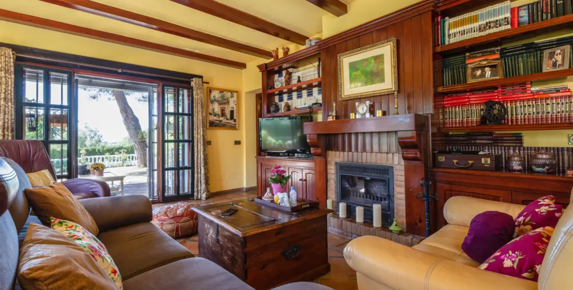 Продажа  отдельно стоящей виллы в Elviria 10