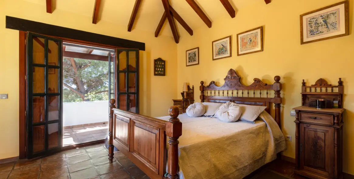 Продажа  отдельно стоящей виллы в Elviria 12