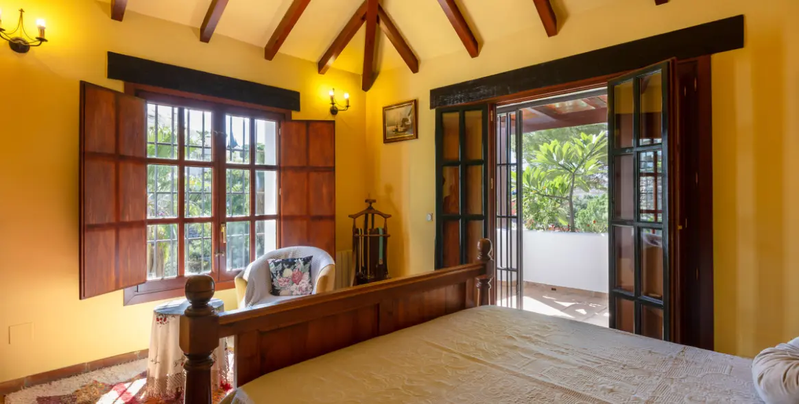 Продажа  отдельно стоящей виллы в Elviria 13