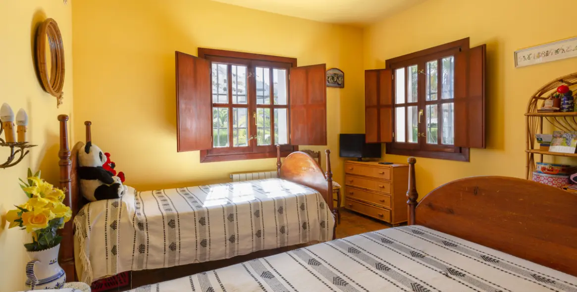 Продажа  отдельно стоящей виллы в Elviria 16