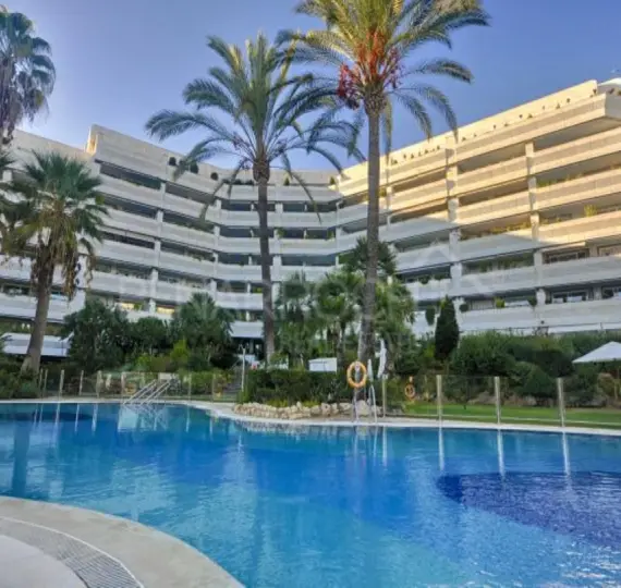 Sale of middle floor apartment in Marbella