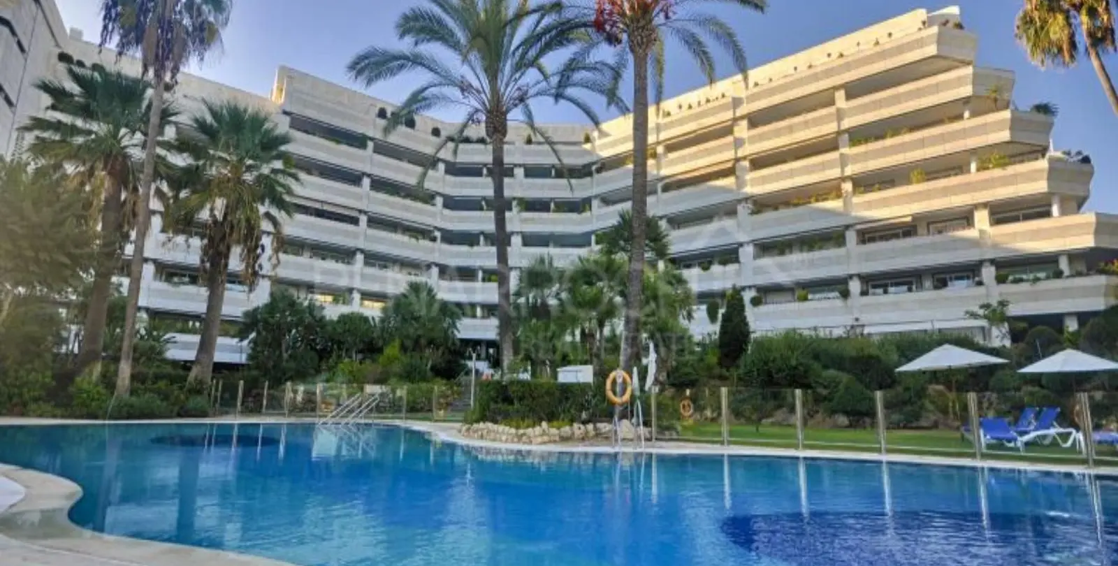 Venta de apartamento en planta media en Marbella 1