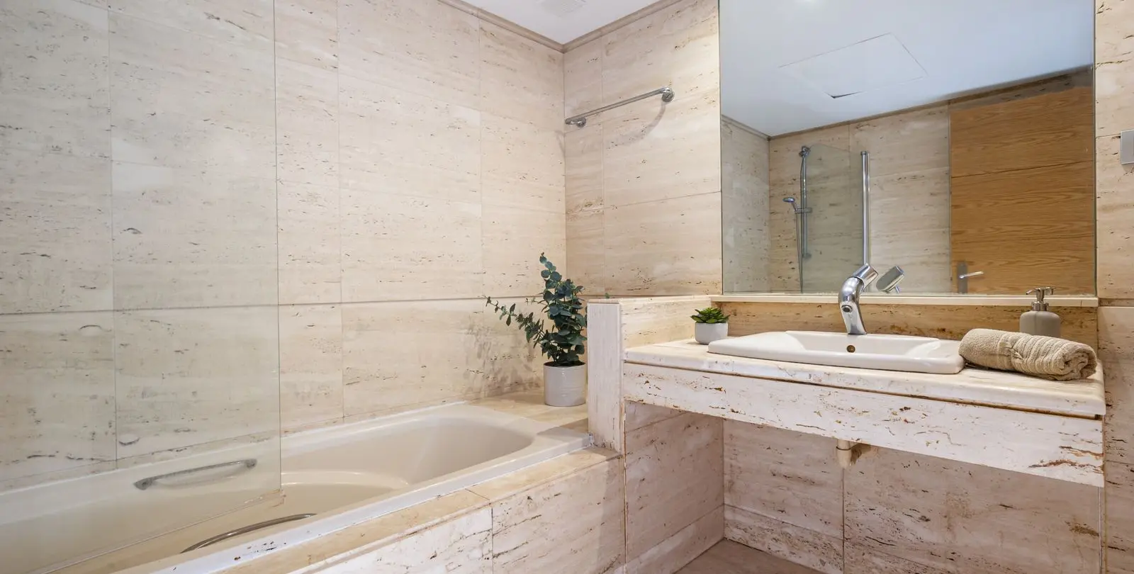 Venta de apartamento en planta media en Marbella 9