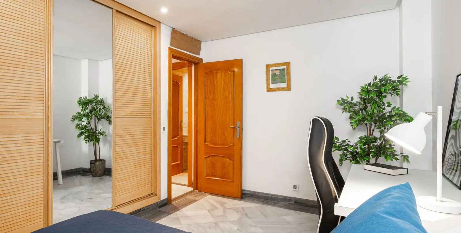Venta de apartamento en planta media en Marbella 16