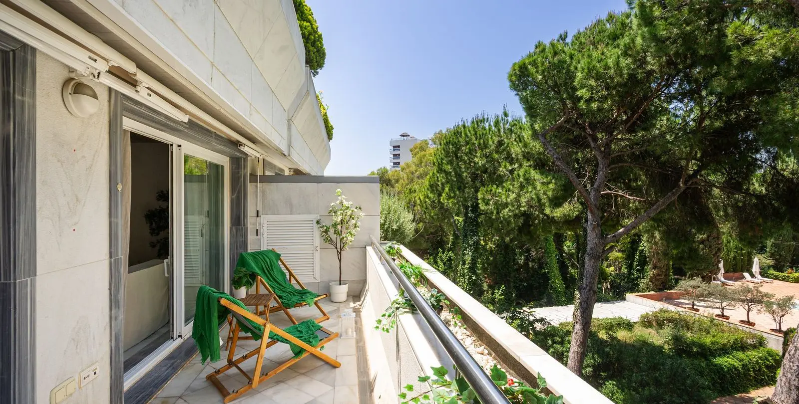 Venta de apartamento en planta media en Marbella 17