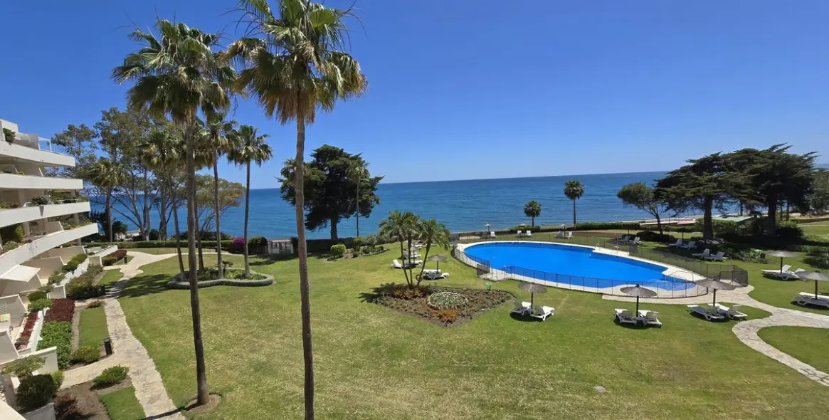 Sale of middle floor apartment in Estepona 1