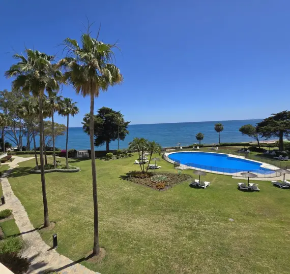 Sale of middle floor apartment in Estepona