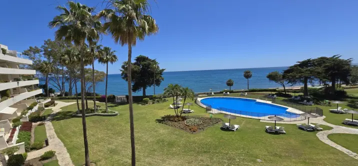 Sale of middle floor apartment in Estepona 0
