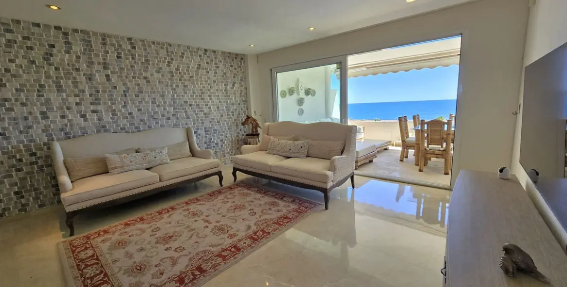 Sale of middle floor apartment in Estepona 2