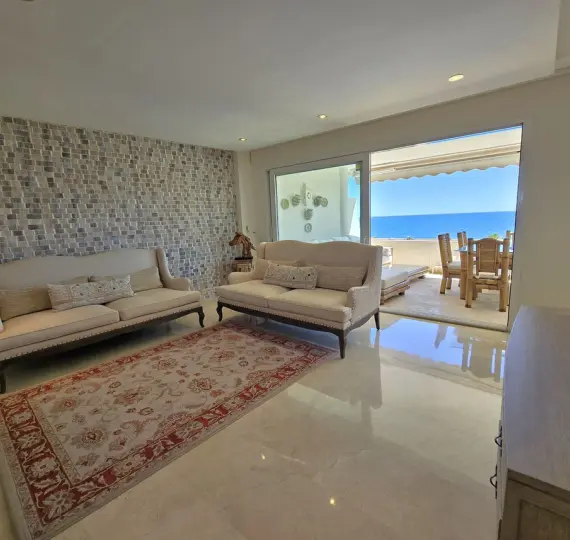 Sale of middle floor apartment in Estepona