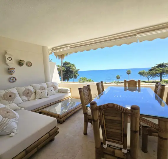 Sale of middle floor apartment in Estepona