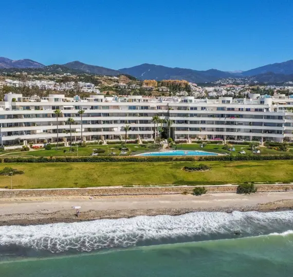 Sale of middle floor apartment in Estepona