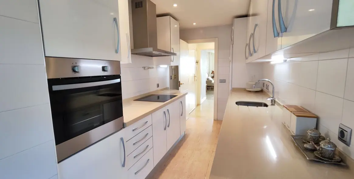 Sale of middle floor apartment in Estepona 5