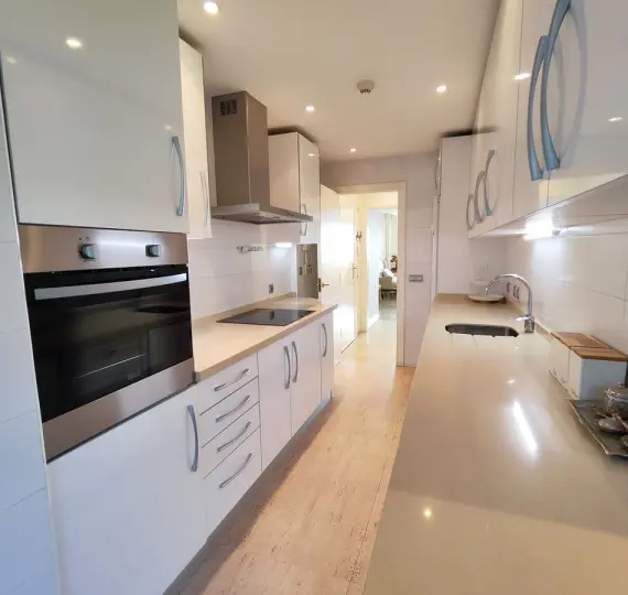 Sale of middle floor apartment in Estepona