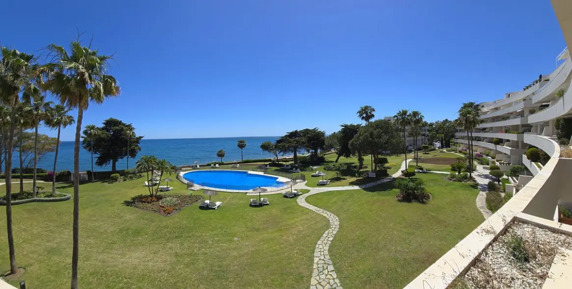 Sale of middle floor apartment in Estepona 18