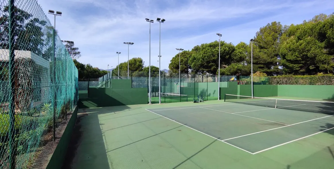 Sale of middle floor apartment in Estepona 19