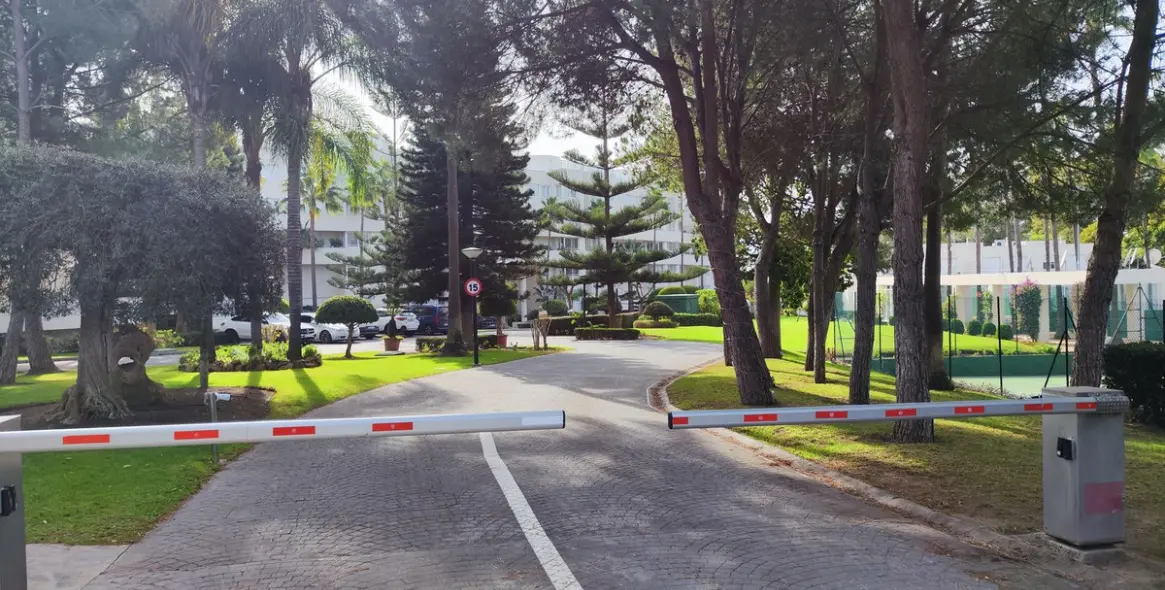 Продажа апартаментов на среднем этаже в Estepona 24