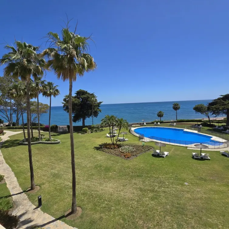 Venta de apartamento en planta media en Estepona