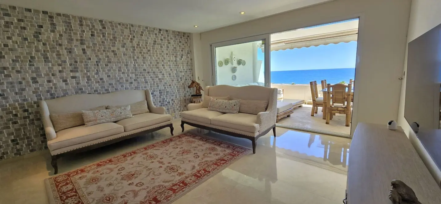 Venta de apartamento en planta media en Estepona 1