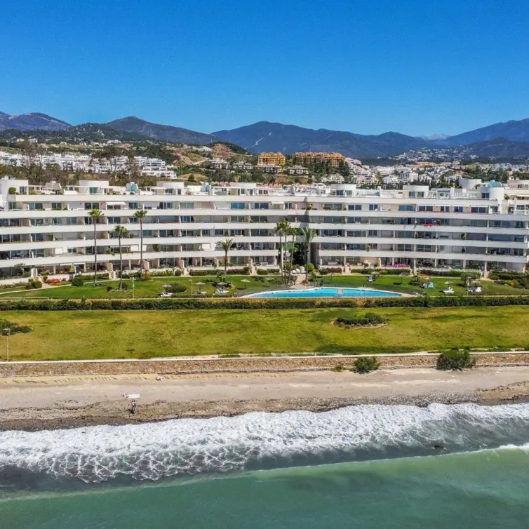 Venta de apartamento en planta media en Estepona