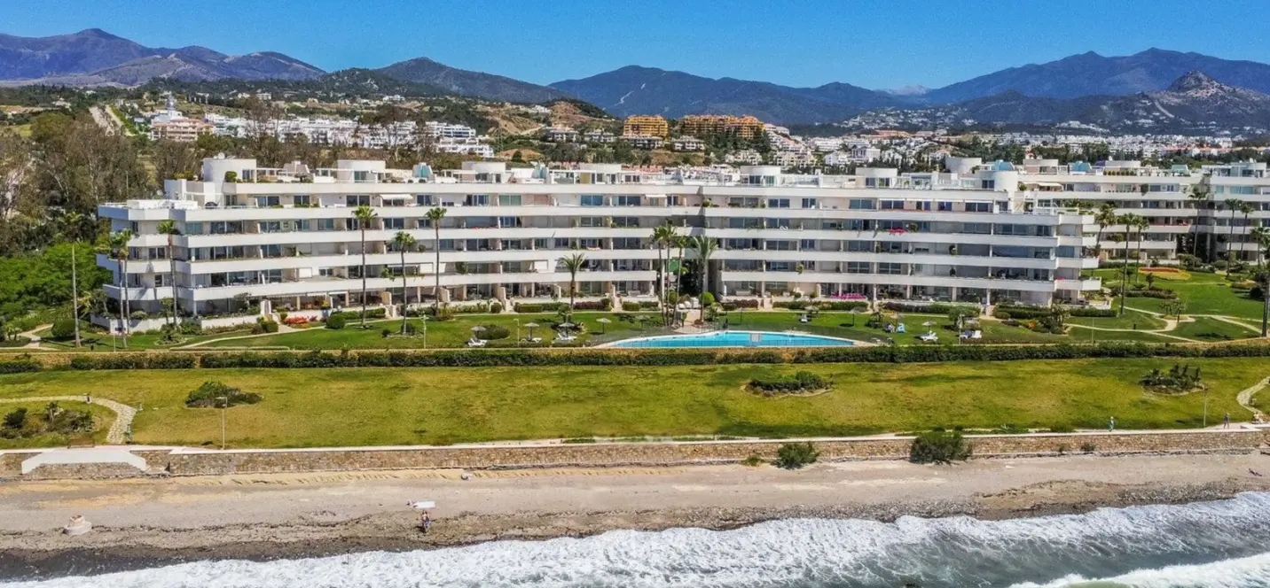 Venta de apartamento en planta media en Estepona 3