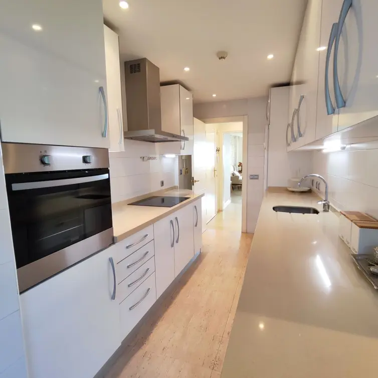 Venta de apartamento en planta media en Estepona