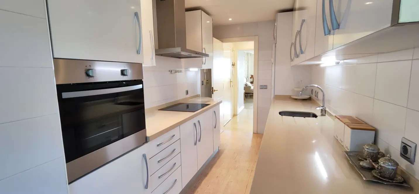 Venta de apartamento en planta media en Estepona 4