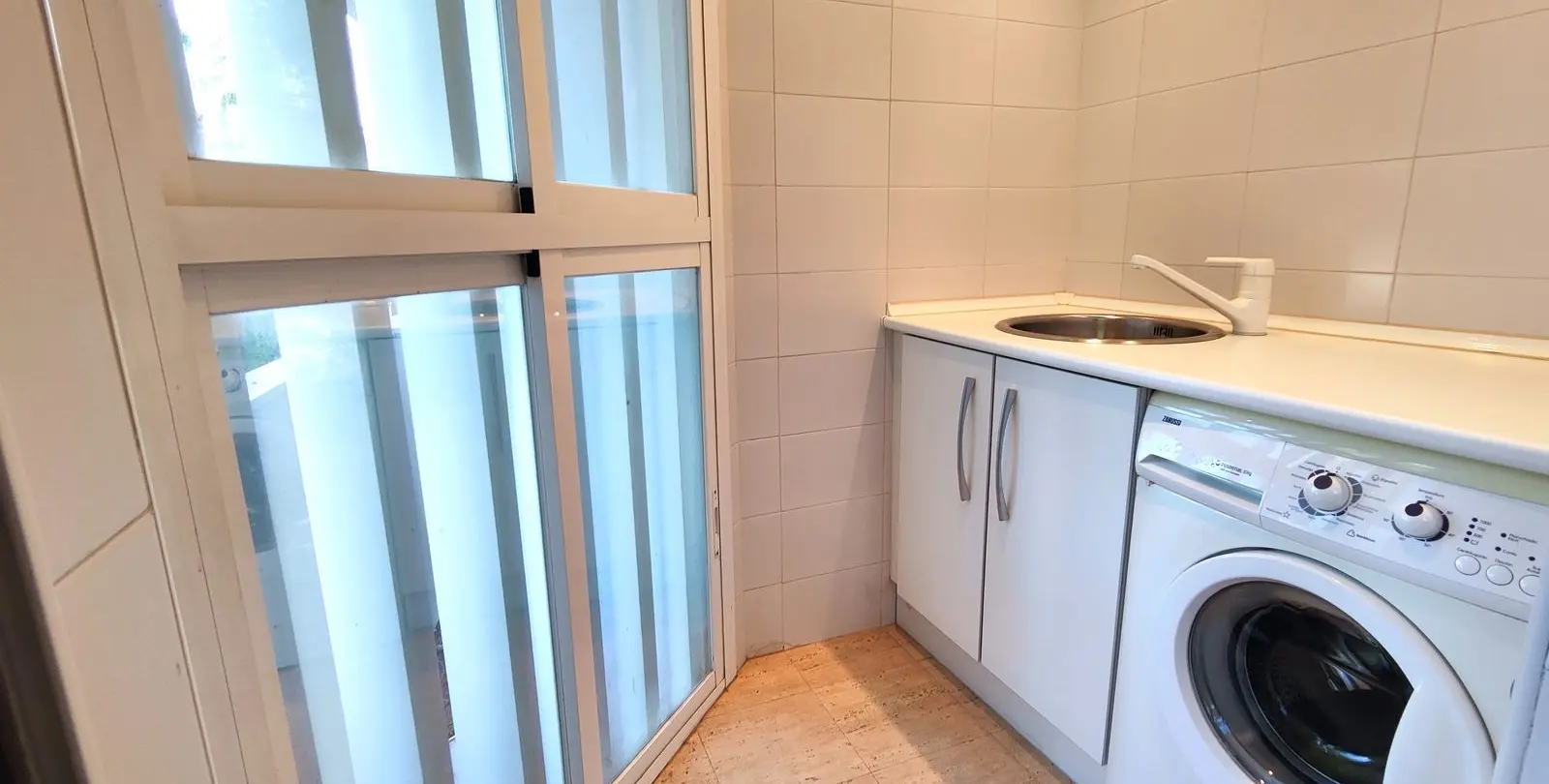 Sale of middle floor apartment in Estepona 25